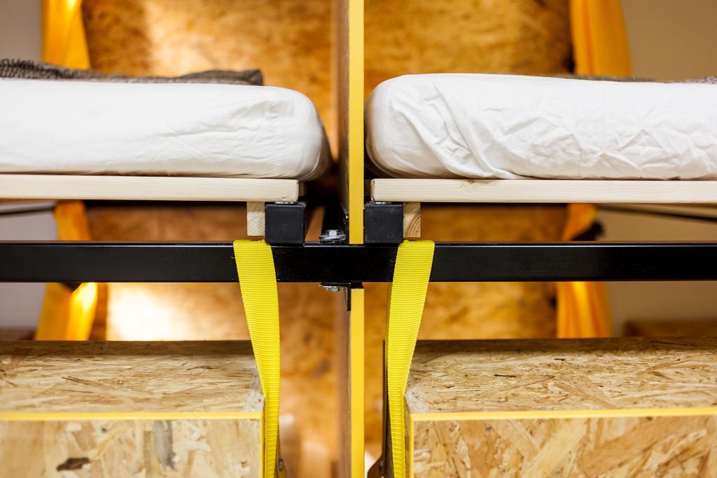 Tres camas en una habitación compartida mixta de 12 camas