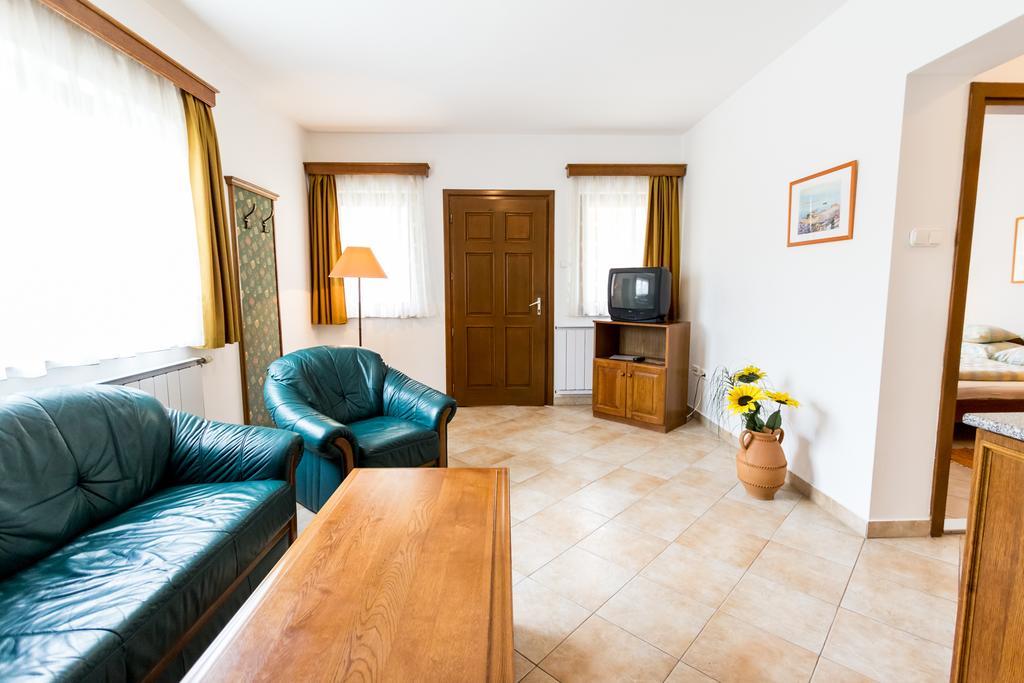 One-Bedroom Apartment,255997581:JPEG