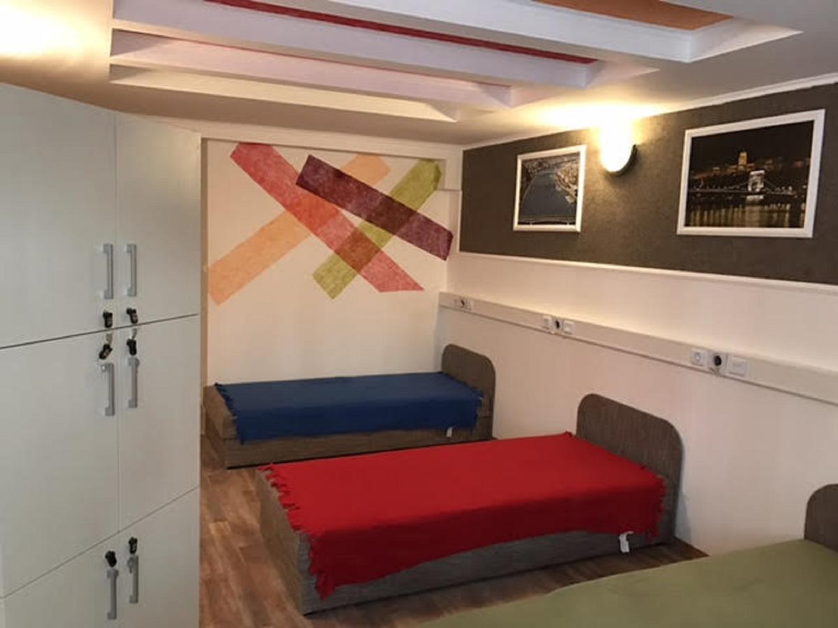 Cama en habitación compartida femenina de 6 camas