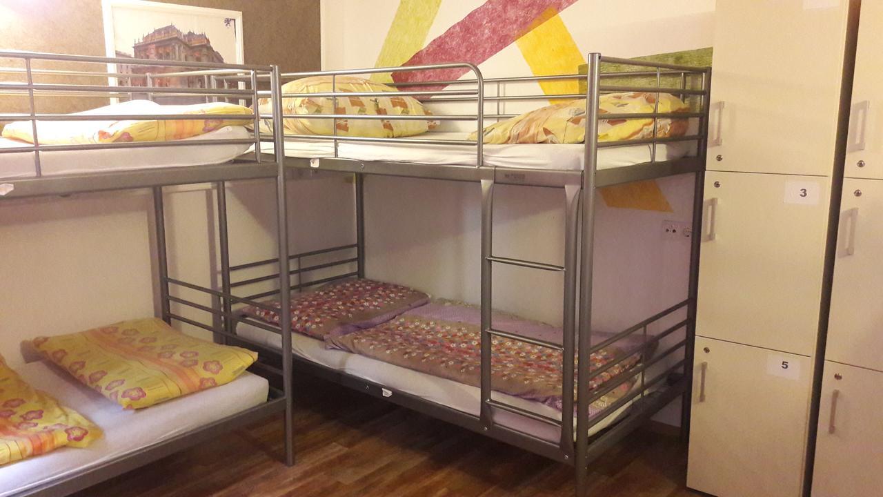 Cama en habitación compartida masculina de 4 camas