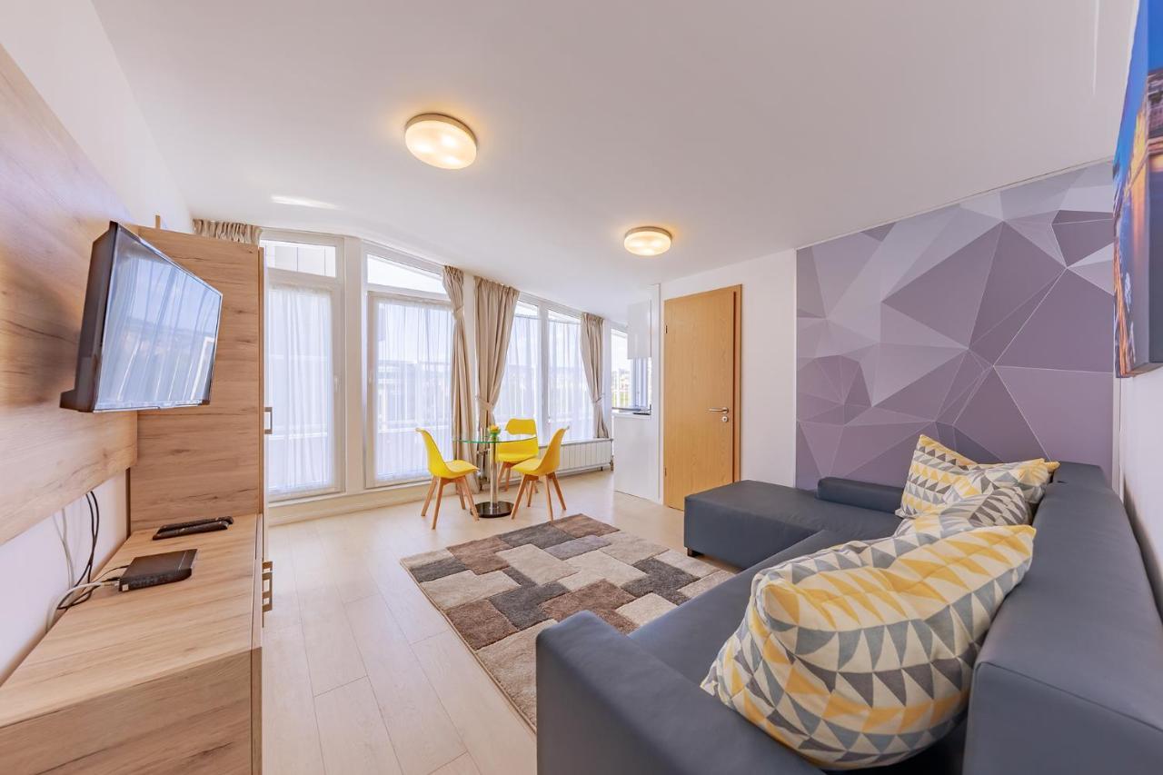 Panoramic family room