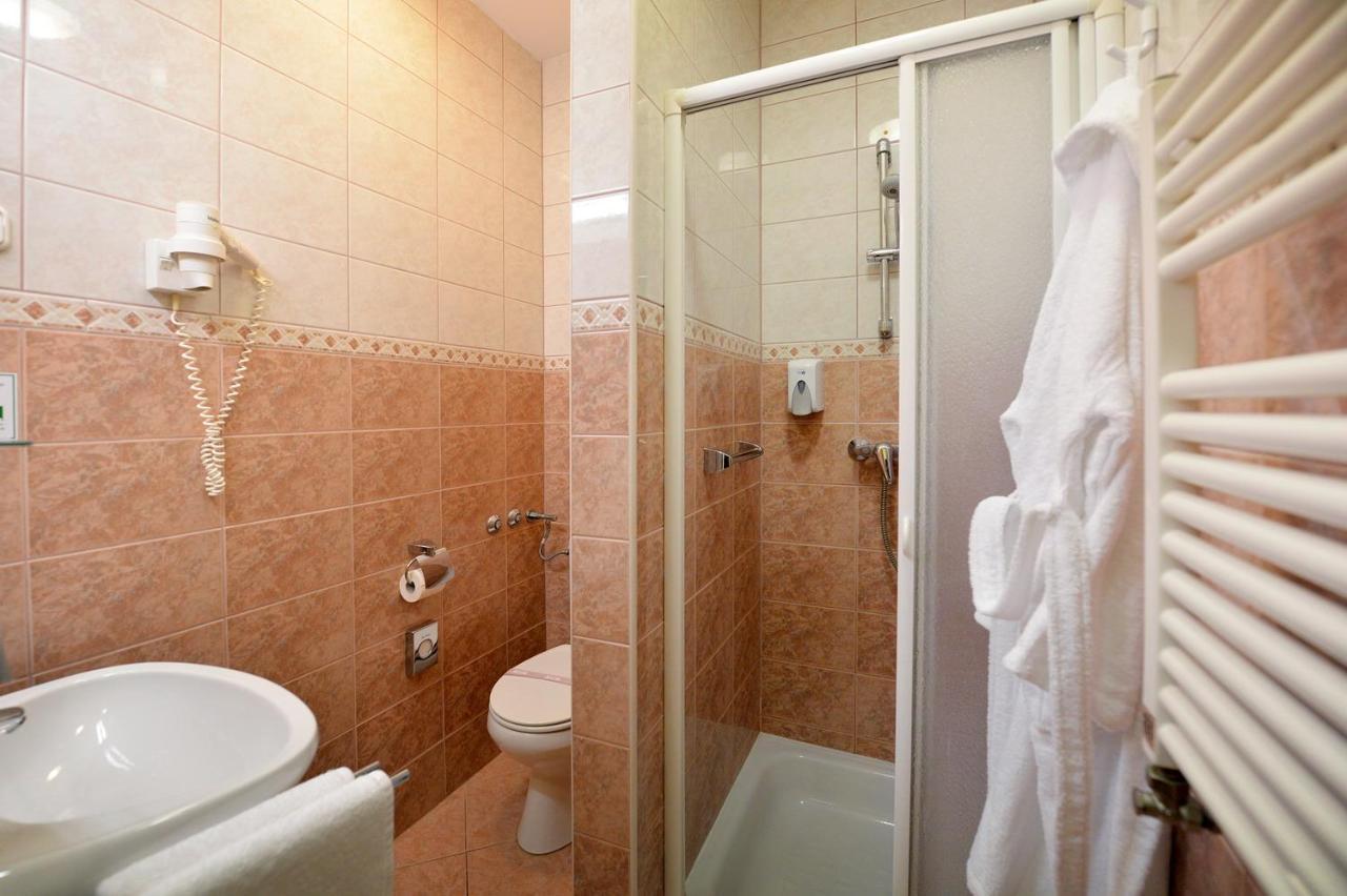 Small Twin Room,770210866:JPEG