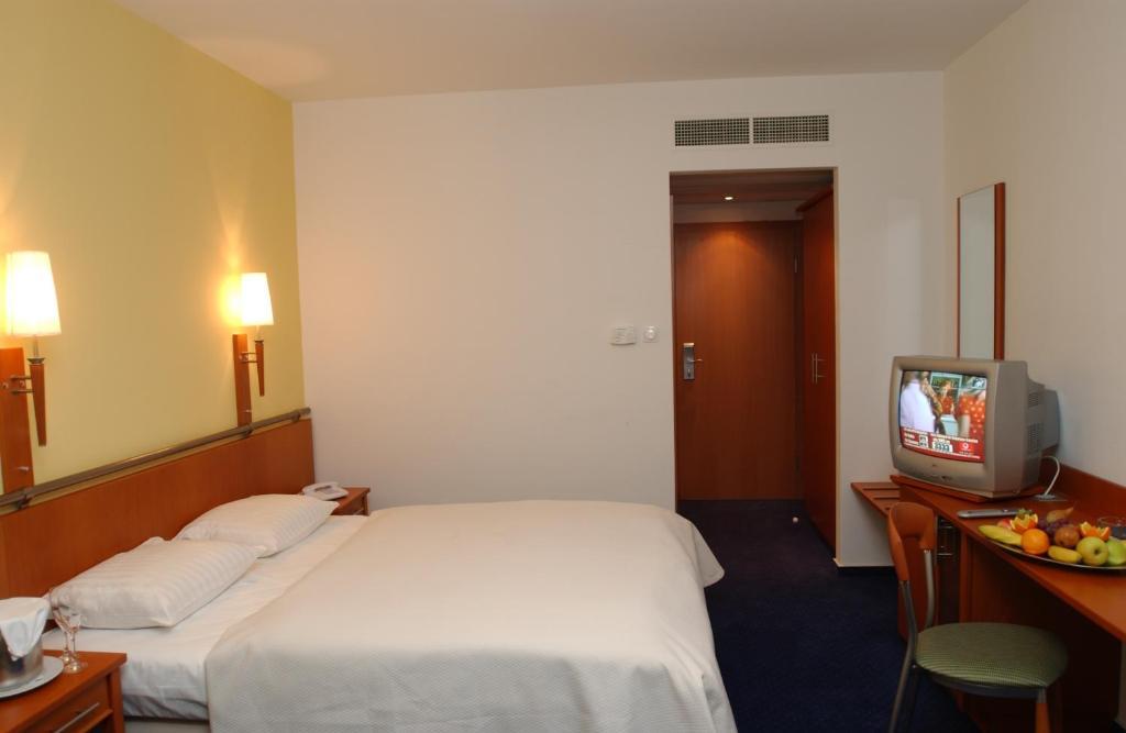 Double or Twin Room,11048859:JPEG