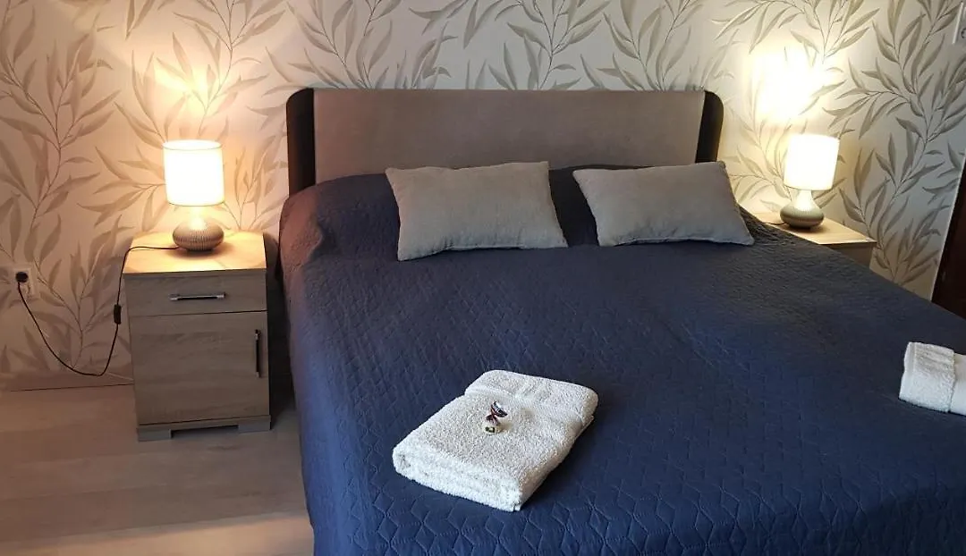 Rozsa Apartmanhaz-1