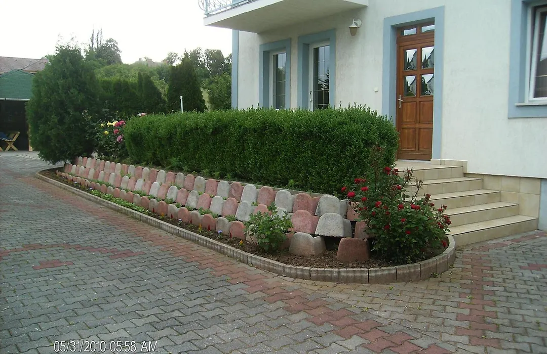 Hollik Apartmanhaz-1