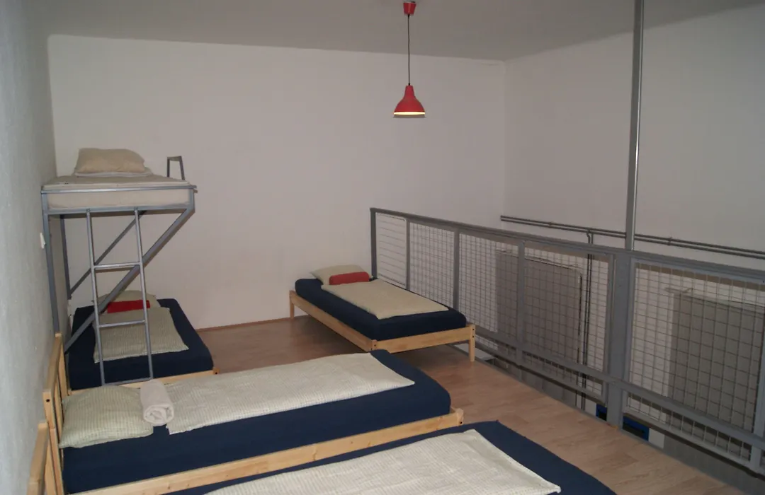 Happy Hostel-1