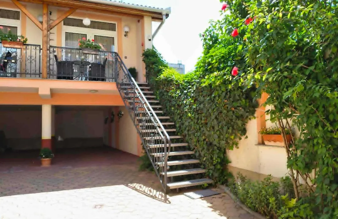 Hotel Isabell Gyor-1