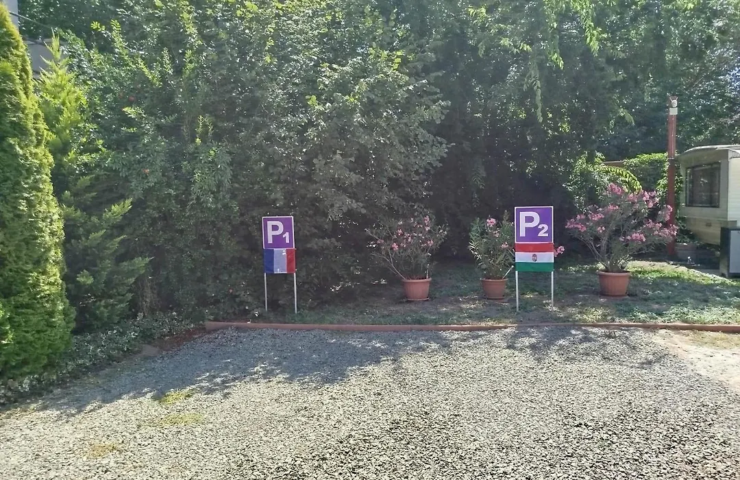 Rakos-Patak Family House Garden & Free Parking-1
