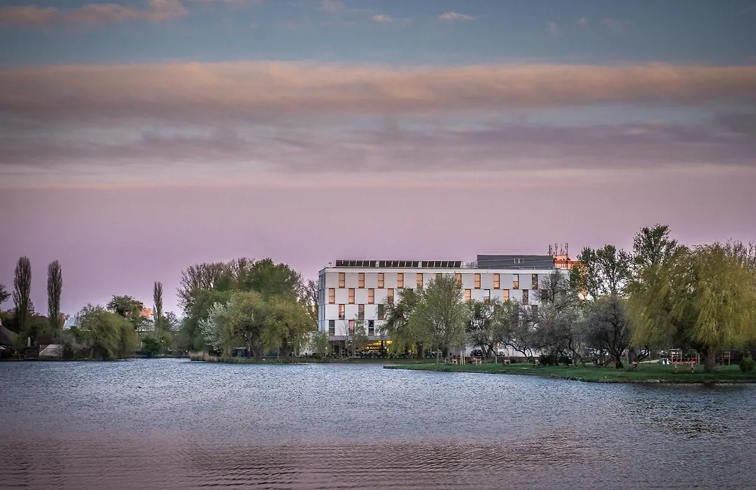 Best Western Plus Lakeside Hotel-1