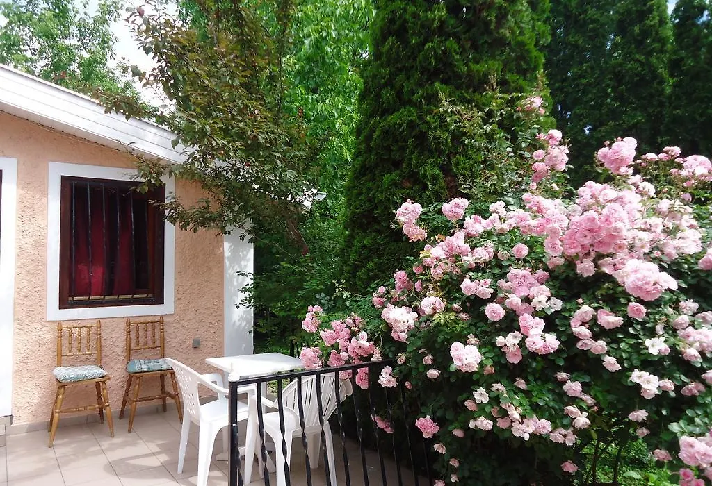 Holiday Apartmanhaz-1