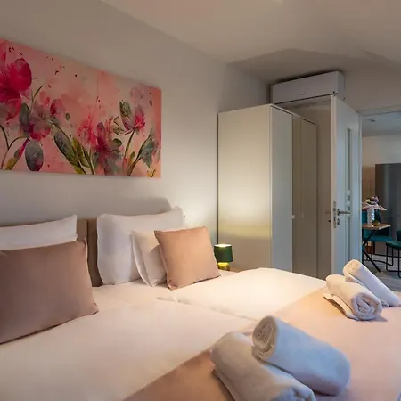 Holdvirag Hotel-2