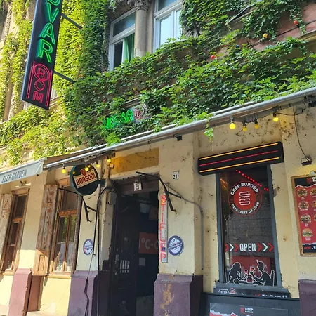 Budapest Party Hostel At Udvarom-3