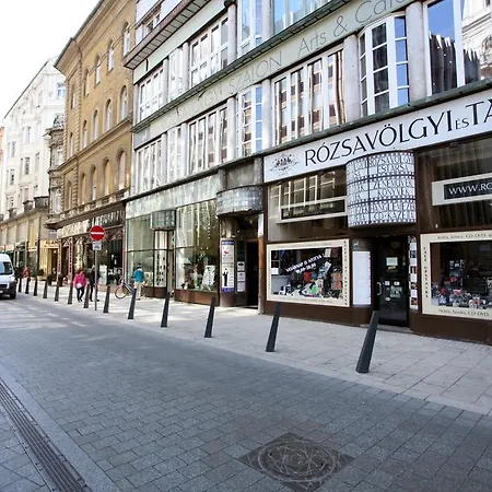 Premium Studio Szervita Square-2