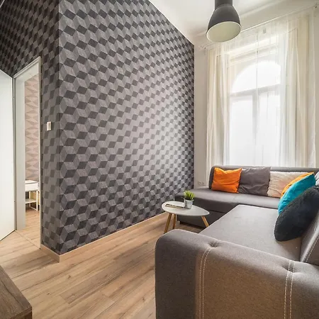 Susan Apartment Near Blaha Lujza Square-3