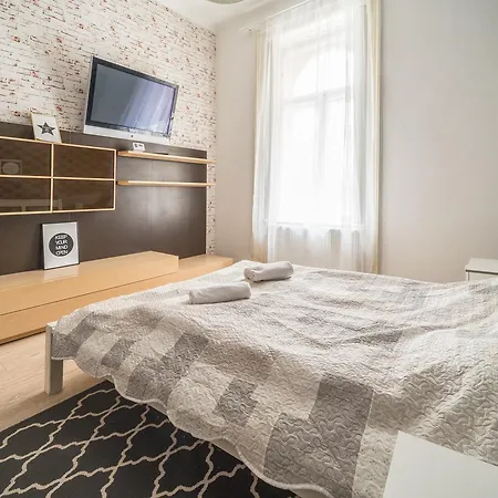 Susan Apartment Near Blaha Lujza Square-2